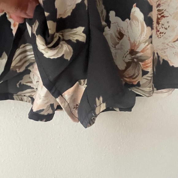 Lulu’s Floral Romper size S - Picture 9 of 14